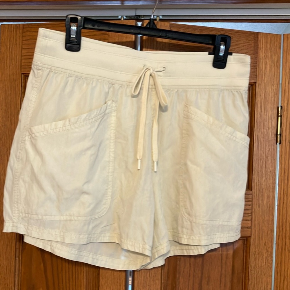 CALLA Women's TrueLight Seamed Mid Rise Shorts, Size M NWT